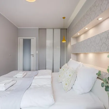 Yellow By Kramm Apartment Poznan